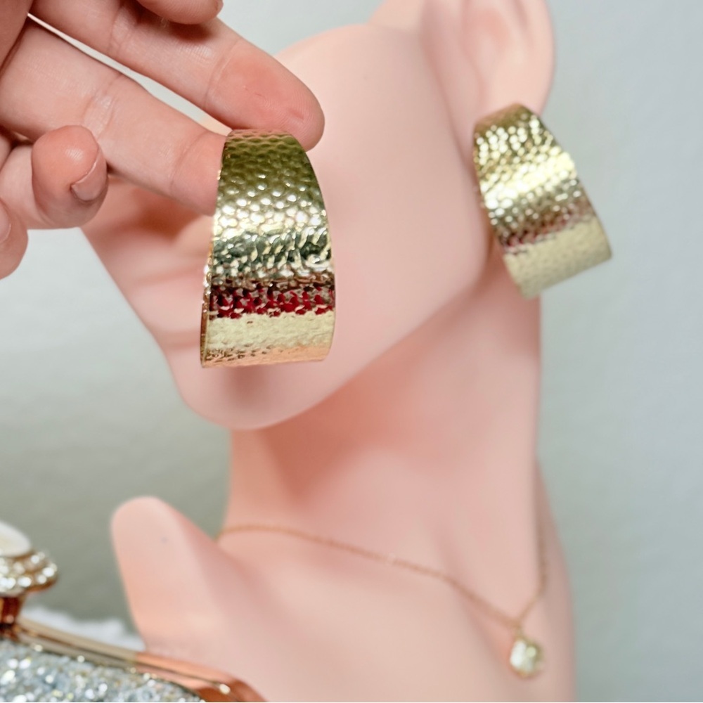 ⚜️ Gold Hammered Earrings - Picture 6 of 7